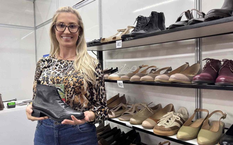 Carol Bartzen mostra sua linha de calçados femininos | abc+