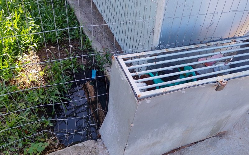 Moradores de condomínio na Feitoria reclamam de esgoto aberto a céu aberto