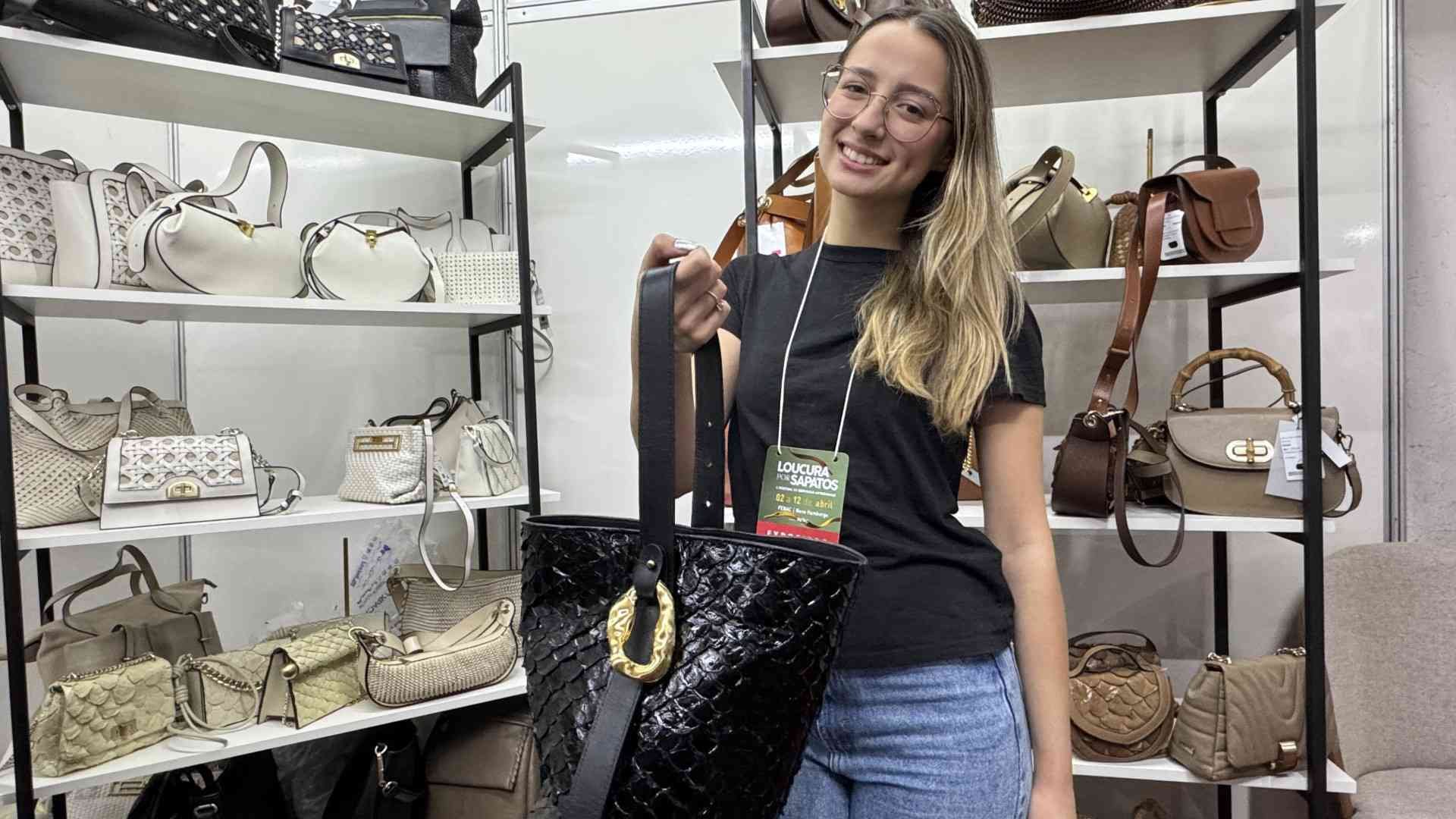 Bolsas com escamas de pirarucu e itens em couro legítimo entre os atrativos da Loucura por Sapatos