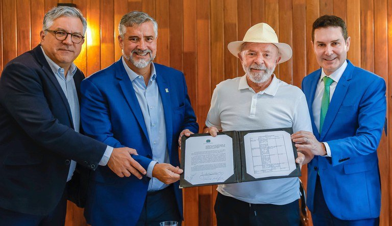 Ministro das Cidades, Jader Filho, com o presidente Lula e os ministros Paulo Pimenta e Alexandre Padilha durante liberação dos R$ 6,5 bilhões em dezembro de 2024 | abc+
