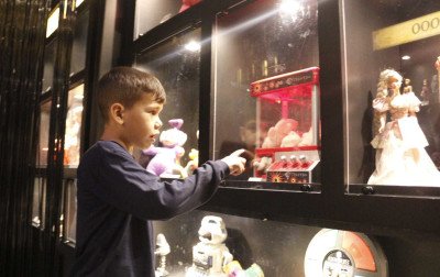 "Eu queria jogar River Raid no Atari": Exposição Brinquedos que Contam Histórias encanta adultos e crianças