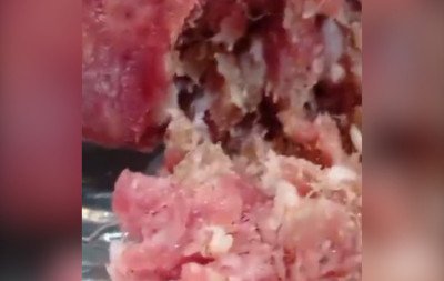 VÍDEO: "Falta de respeito com consumidor", diz cliente ao encontrar larvas em linguiça comprada em mercado de Novo Hamburgo