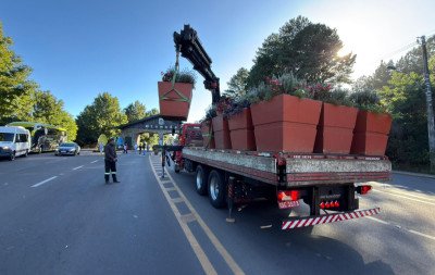 Trânsito na RS-235 é impactado após caminhão ignorar sinalização e colidir contra pórtico de Gramado; abalo estrutural foi constatado