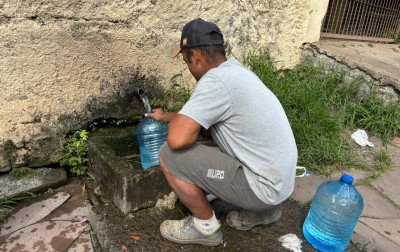 "Horrível, não dá para tomar": Gosto da água da Comusa leva moradores às bicas públicas