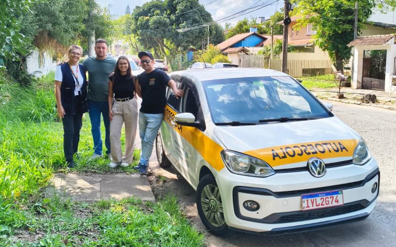 Adriano com seus alunos após serem aprovados nos exames práticos | abc+