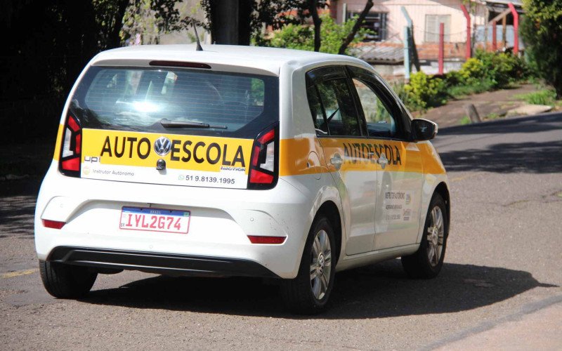 Veículo de instrutor autônomo é devidamente identificado