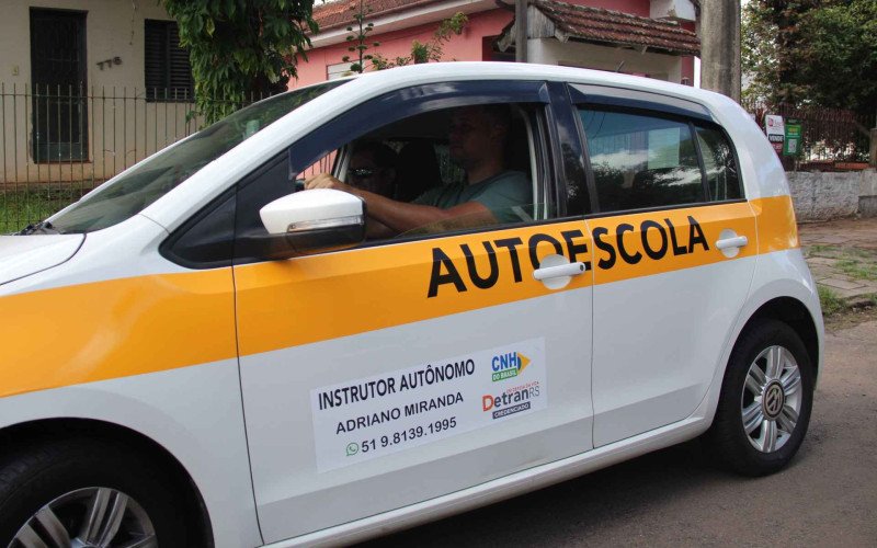 Veículo de instrutor autônomo é devidamente identificado