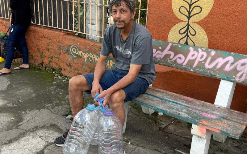 Glademir sentiu gosto forte de terra na água fornecida pela Comusa