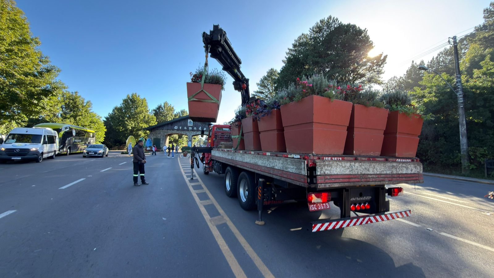 Trânsito na RS-235 é impactado após caminhão ignorar sinalização e colidir contra pórtico de Gramado; abalo estrutural foi constatado
