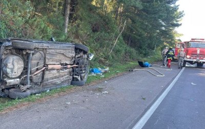 Carro capota e quatro pessoas ficam feridas na RS-239 em Nova Hartz