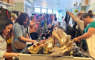 VÍDEO: Casacos de lã, sapatos de festa e roupas de bebê estão no brechó que reúne 3 entidades de Novo Hamburgo; confira