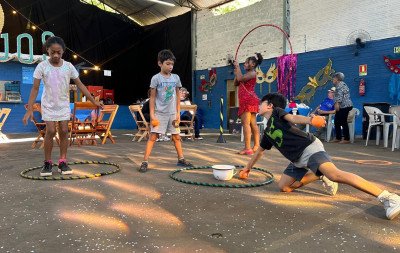 Aí Vem os Marujos celebra história no carnaval com a participação de crianças da comunidade; veja detalhes
