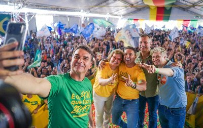Flávio Bolsonaro faz críticas ao STF e diz que o pai vai subir rampa do Planalto em caso de vitória nas eleições