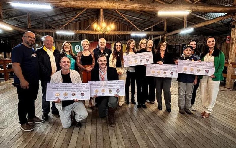 Clubes de serviços fazem entrega de recursos do Grande Desfile do 40° Natal Luz de Gramado