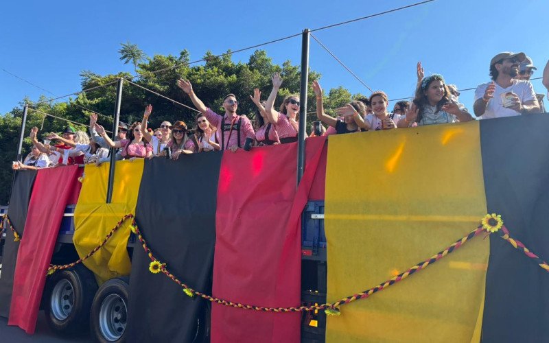 Festwagen dá início as celebrações de Kerb pelas ruas de Estância Velha