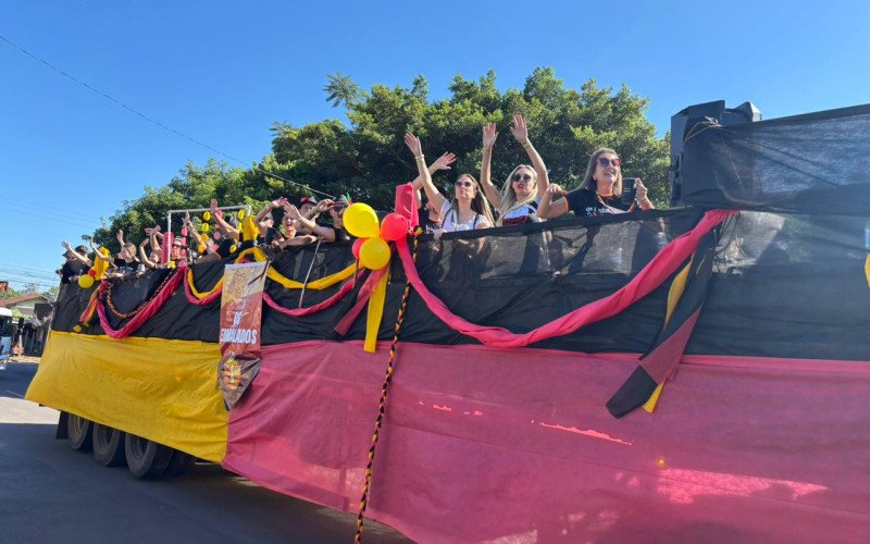 Festwagen dá início as celebrações de Kerb pelas ruas de Estância Velha