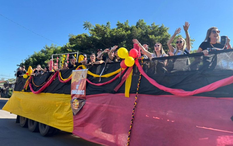 Festwagen dá início as celebrações de Kerb pelas ruas de Estância Velha