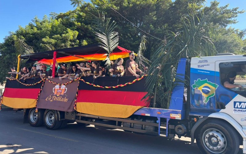 Festwagen dá início as celebrações de Kerb pelas ruas de Estância Velha