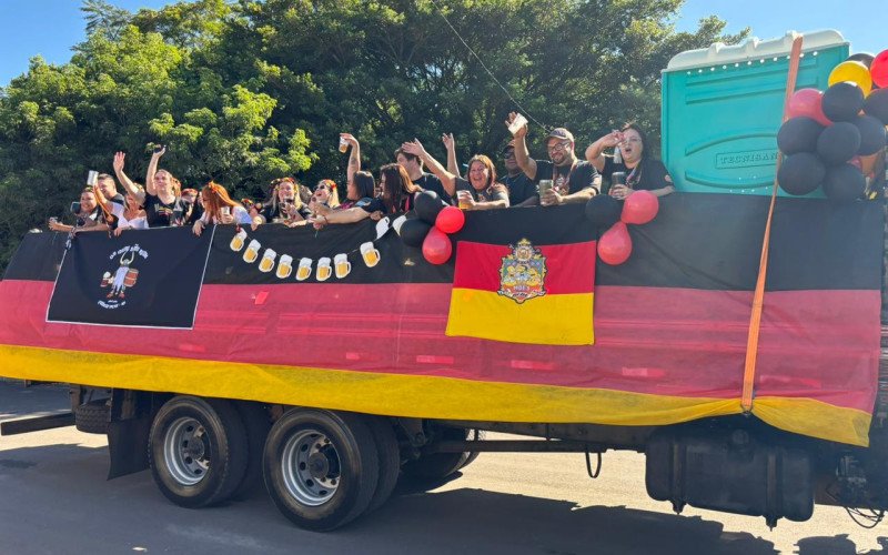 Festwagen dá início as celebrações de Kerb pelas ruas de Estância Velha