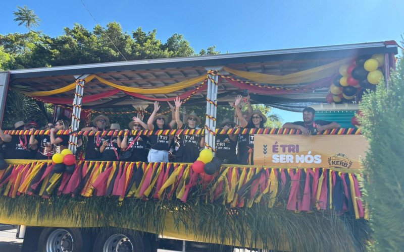 Festwagen dá início as celebrações de Kerb pelas ruas de Estância Velha