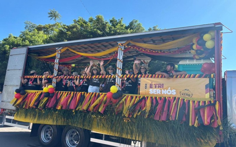 Festwagen dá início as celebrações de Kerb pelas ruas de Estância Velha