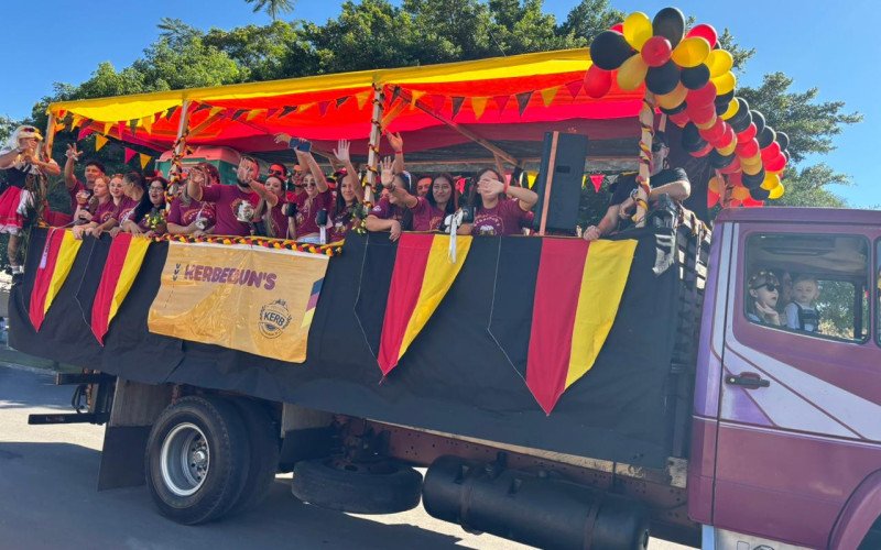Festwagen dá início as celebrações de Kerb pelas ruas de Estância Velha