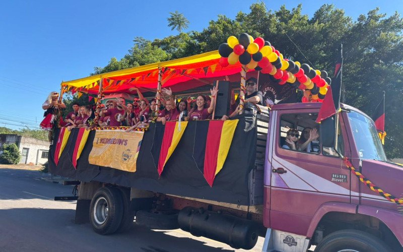Festwagen dá início as celebrações de Kerb pelas ruas de Estância Velha