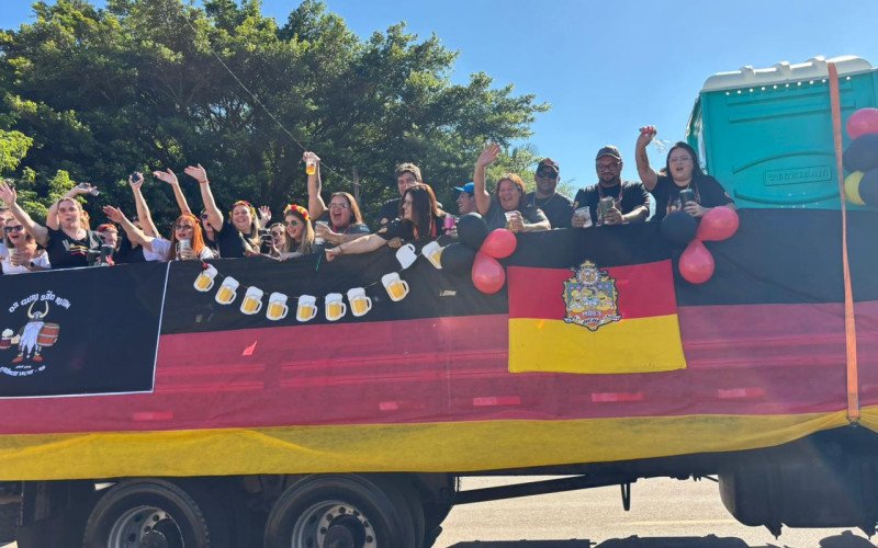 Festwagen dá início as celebrações de Kerb pelas ruas de Estância Velha