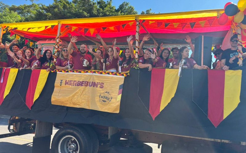 Festwagen dá início as celebrações de Kerb pelas ruas de Estância Velha