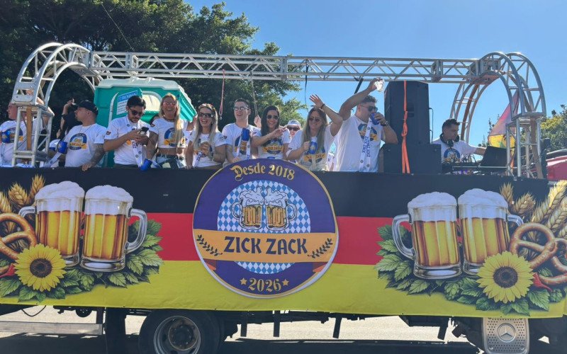 Festwagen dá início as celebrações de Kerb pelas ruas de Estância Velha