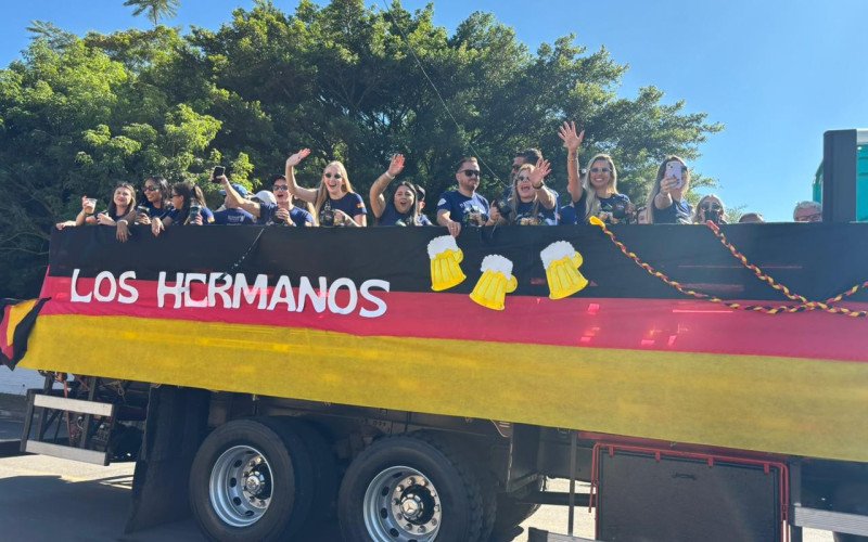Festwagen dá início as celebrações de Kerb pelas ruas de Estância Velha