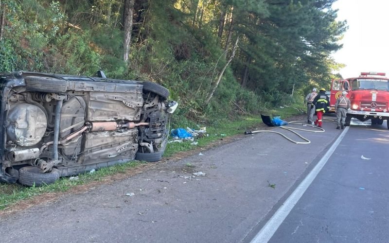 Carro capota e quatro pessoas ficam feridas na RS-239 em Nova Hartz