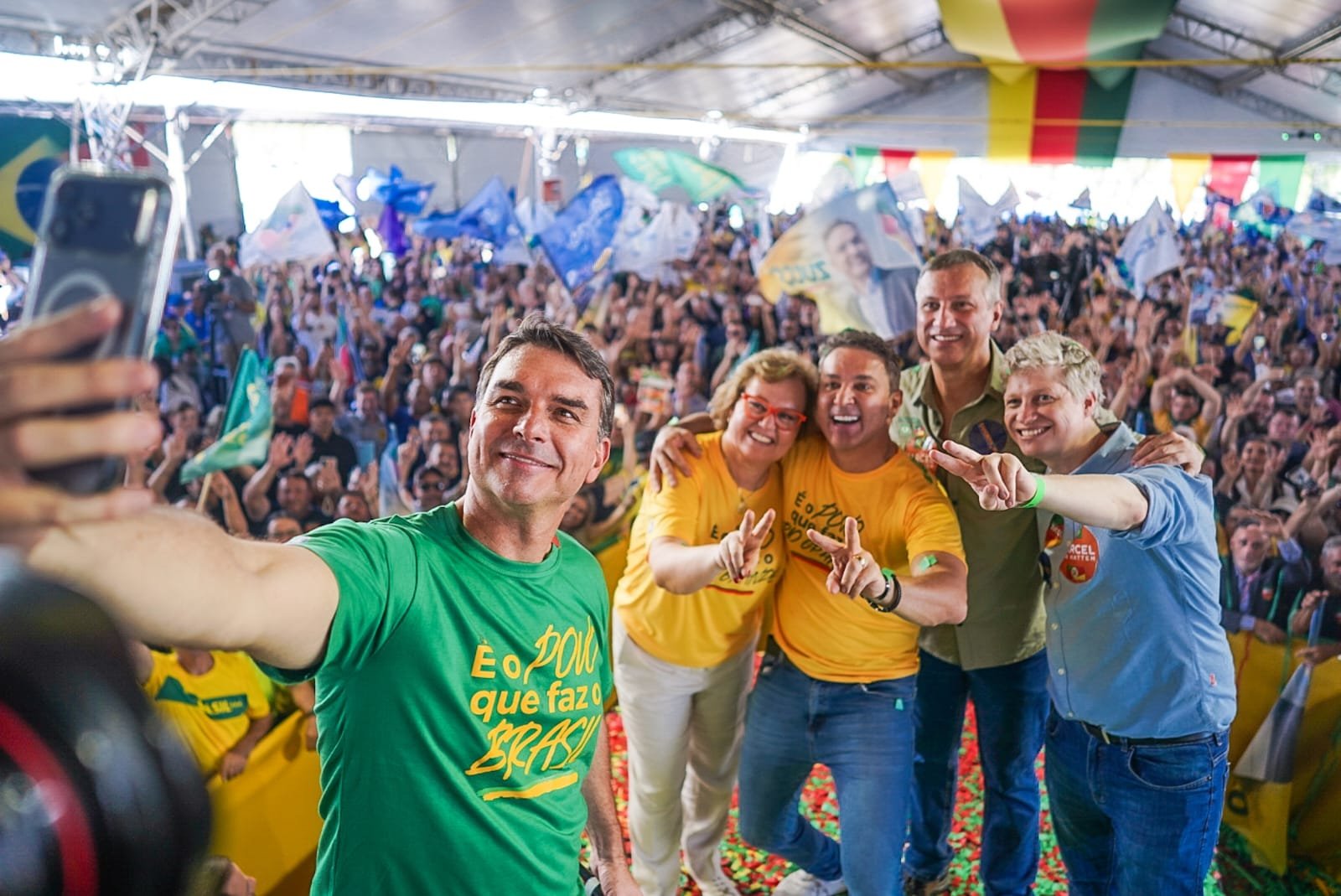 Flávio Bolsonaro faz críticas ao STF e diz que o pai vai subir rampa do Planalto em caso de vitória nas eleições