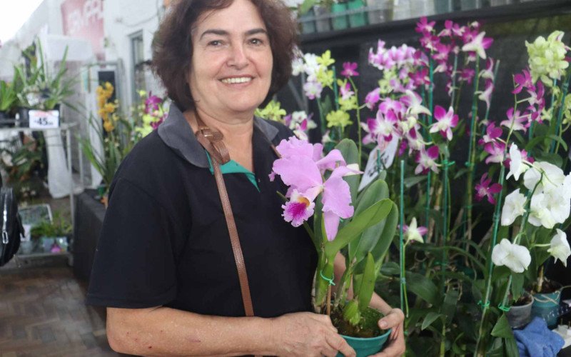 A vendedora Vera Rejane encontrou nas orqu&iacute;deas uma fonte de qualidade de vida