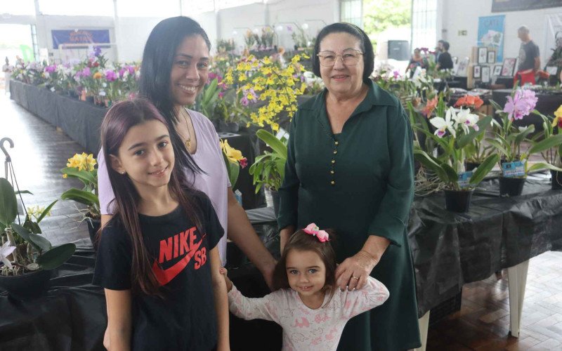 Vera Maria (de verde) passa a paix&atilde;o de fam&iacute;lia para a filha Bibiana (&agrave; esquerda), e &agrave;s netas Lara (de preto) e Alice (de Rosa)