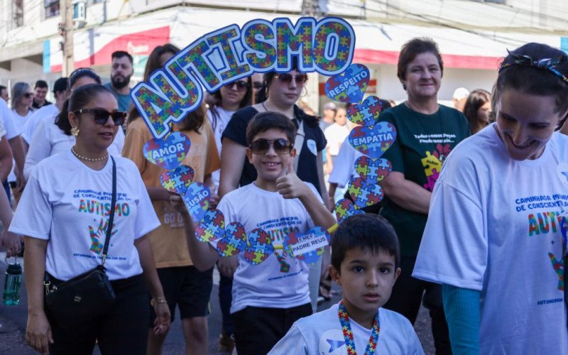2.ª Caminhada Municipal de Conscientização do Autismo reuniu centenas de pessoas no Centro de Sapucaia do Sul 