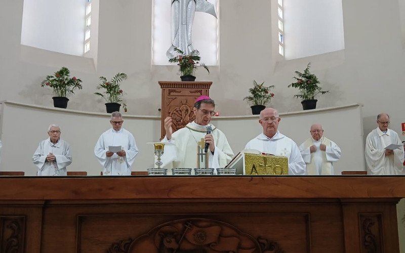 Bispo dom João presidiu a missa de posse do novo reitor do Santuário Sagrado Coração de Jesus, padre Paulo Finkler