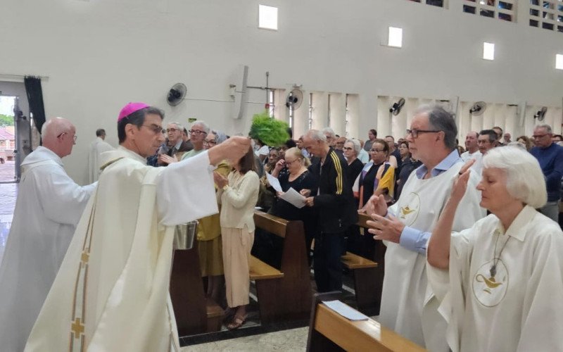 Bispo dom João presidiu a missa de posse do novo reitor do Santuário Sagrado Coração de Jesus, padre Paulo Finkler