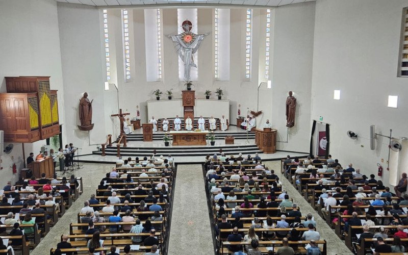 Bispo dom João presidiu a missa de posse do novo reitor do Santuário Sagrado Coração de Jesus, padre Paulo Finkler