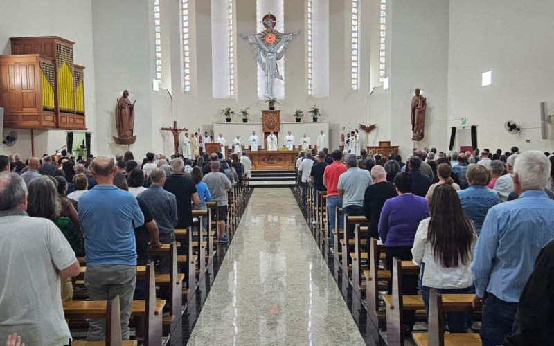 Bispo dom João presidiu a missa de posse do novo reitor do Santuário Sagrado Coração de Jesus, padre Paulo Finkler