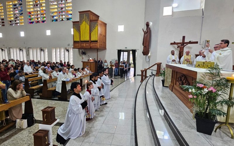 Bispo dom João presidiu a missa de posse do novo reitor do Santuário Sagrado Coração de Jesus, padre Paulo Finkler