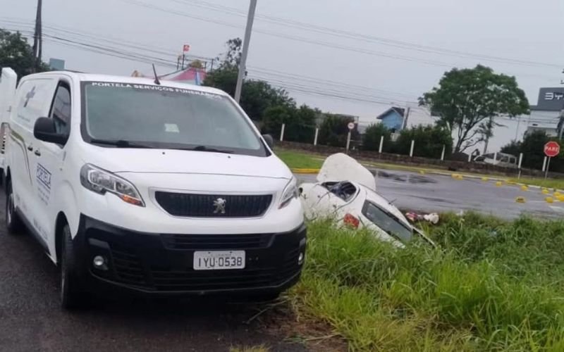 Motorista de carro com placas do Vale do Sinos morre em capotagem; há feridos