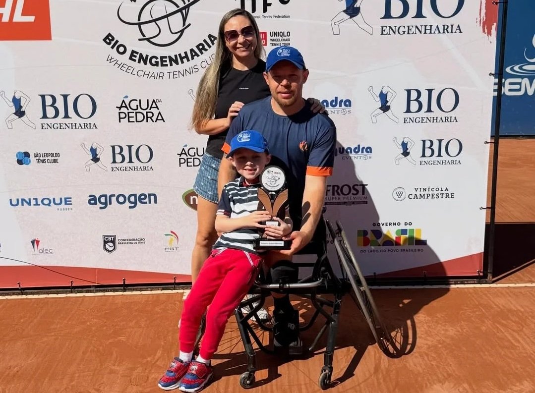 Diego Kohlrausch posa com o troféu da Bio Engenharia Wheelchair Tennis Cup ao lado da família no São Leopoldo Tênis Clube