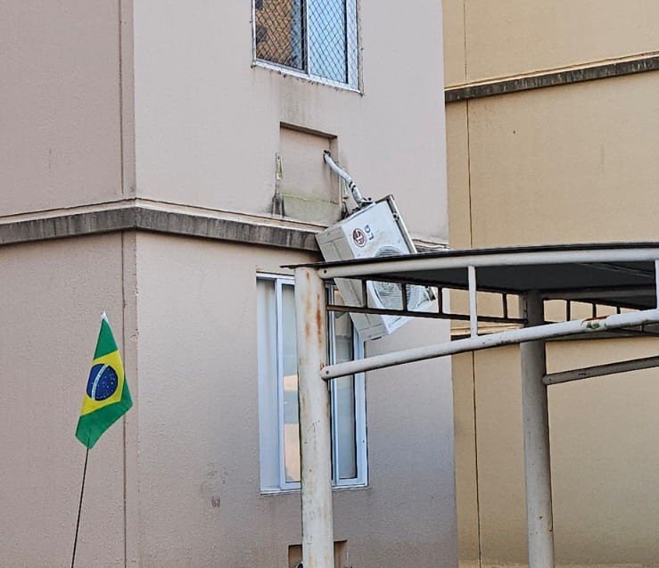 Ao cair, vítima atingiu um aparelho de ar-condicionado que estava no segundo andar do prédio | abc+