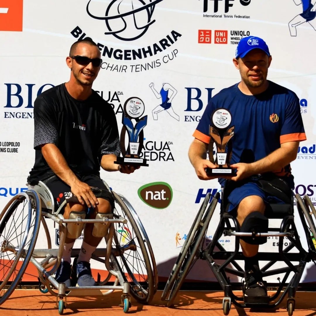 Na final de simples da Bio Engenharia Wheelchair Tennis Cup, Diego Kohlrausch (à direita) bateu por 2 sets a 0 (com um duplo 6/1) Jucelio da Silva Torquato (à esquerda) nas quadas do São Leopoldo Tênis Clube