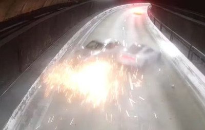 VÍDEO: Porsche bate em outro carro em acidente grave e motorista foge
