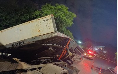 TRENSURB: Carga de caminhão cai sobre os trilhos após acidente na BR-116