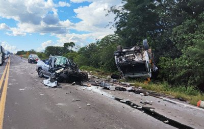 Mãe e filho morrem em acidente entre caminhonete e caminhão carregado com concreto na BR-386