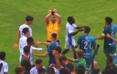 VÍDEO: Árbitro ativa protocolo antirracismo em jogo Sub-20 do Novo Hamburgo