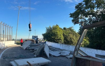 VÍDEO: Confira como está a operação de limpeza da linha do trem após tombamento de carga de semirreboque na BR-116